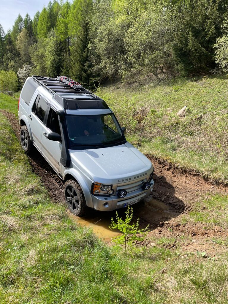 Land Rover Discovery im Wasserloch