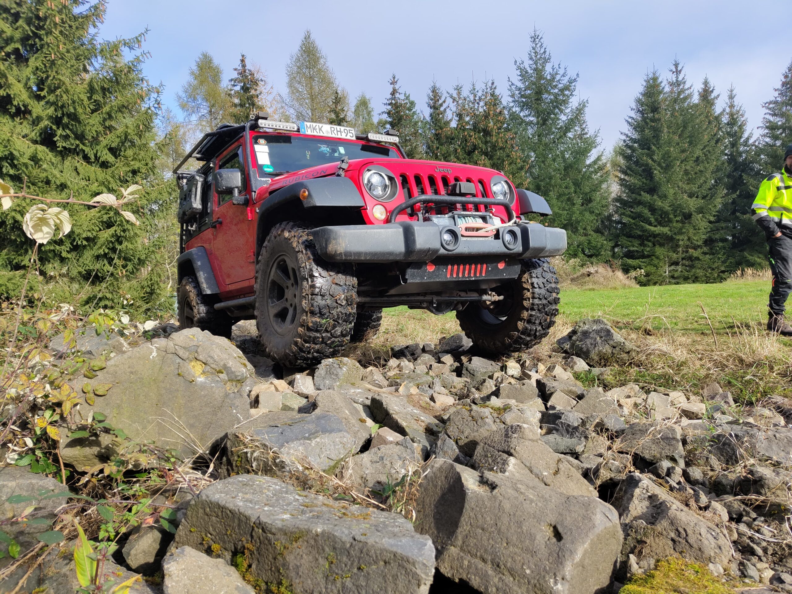 Roter Jeep Wrangler im Steineparcours