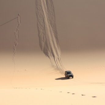 Matzker in der Wueste: Expeditionsfahrzeug an einer Sandduene