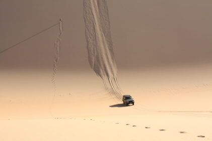 Matzker in der Wueste: Expeditionsfahrzeug an einer Sandduene