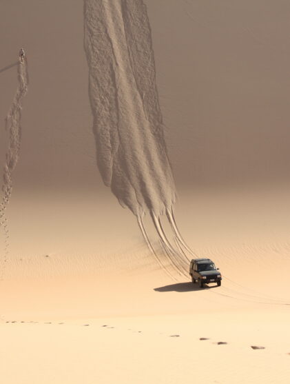 Matzker in der Wueste: Expeditionsfahrzeug an einer Sandduene