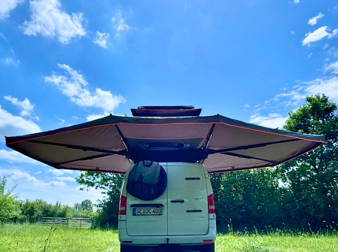OLC Adventure 360-Markise ausgeklappt am Kastenwagen