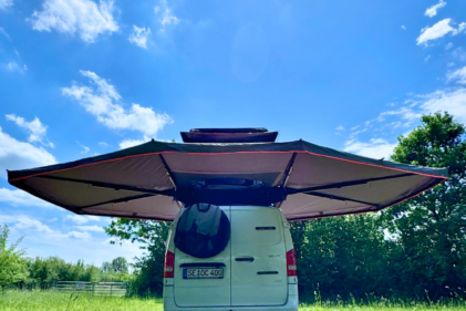 OLC Adventure 360-Markise ausgeklappt am Kastenwagen