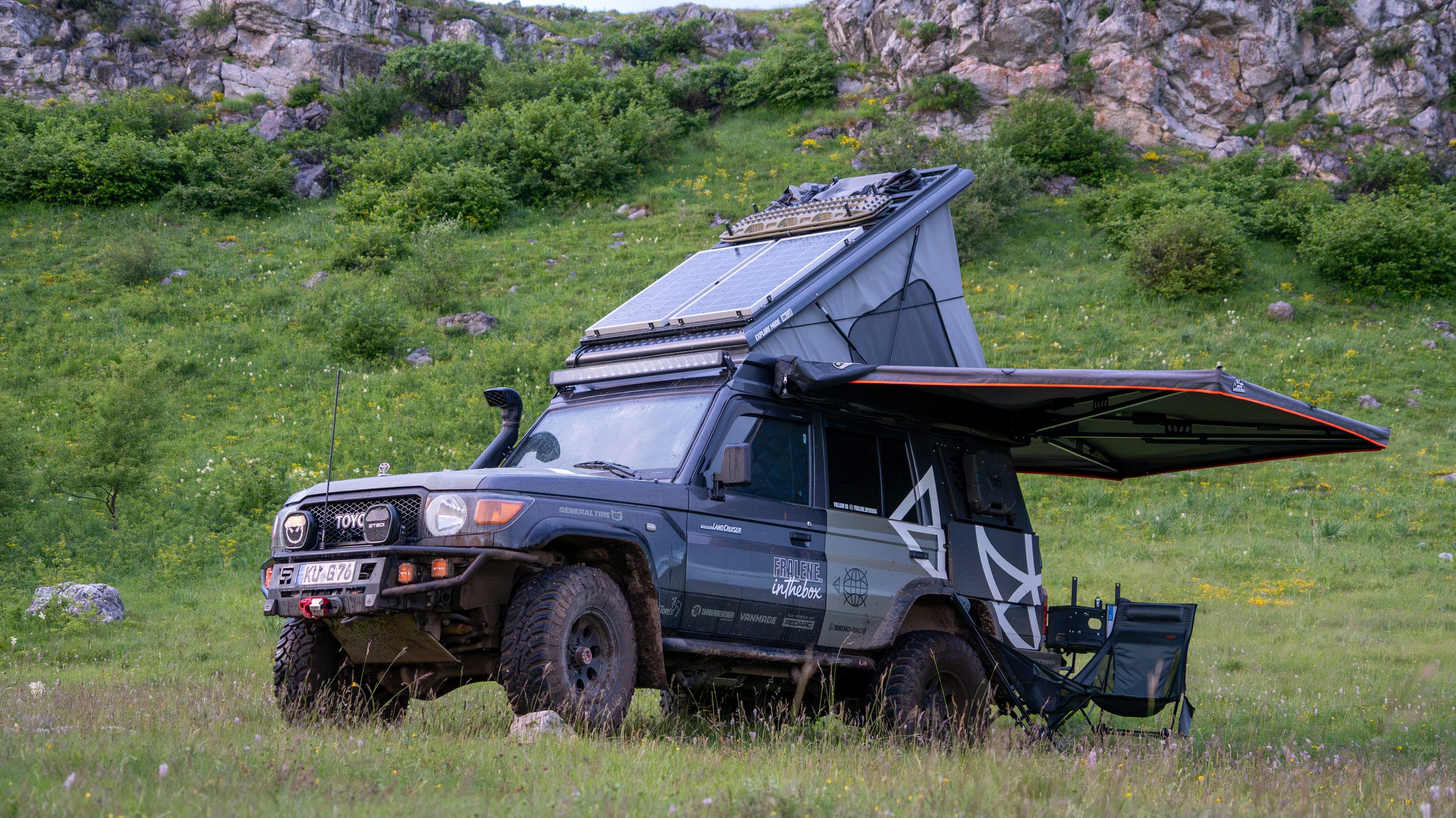 Toyota Land Cruiser GRJ76 mit Hubdach und Markise