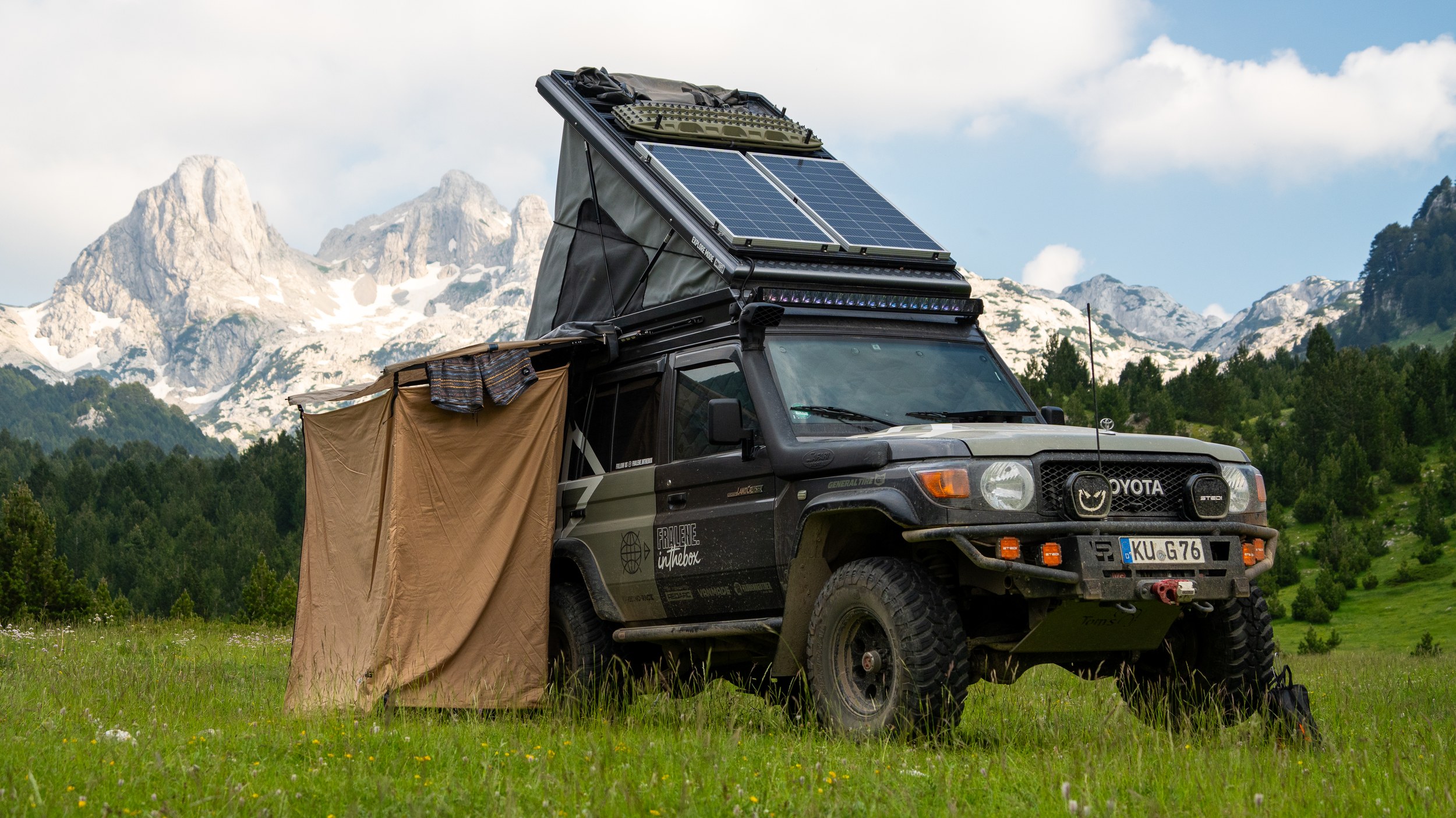 Toyota Land Cruiser GRJ76 mit Hubdach in den Bergen