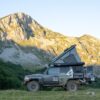 Toyota Land Cruiser GRJ76 mit Hubdach in den Bergen