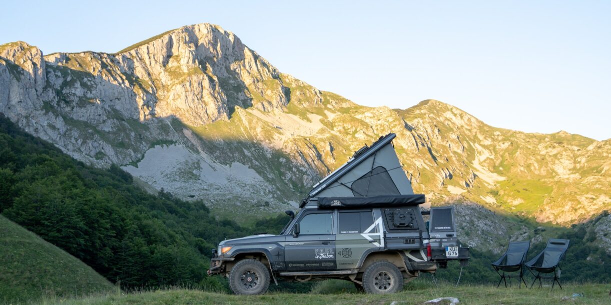 Toyota Land Cruiser GRJ76 mit Hubdach in den Bergen