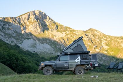 Toyota Land Cruiser GRJ76 mit Hubdach in den Bergen