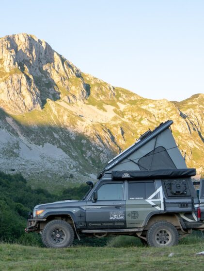 Toyota Land Cruiser GRJ76 mit Hubdach in den Bergen