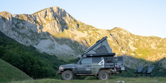 Toyota Land Cruiser GRJ76 mit Hubdach in den Bergen