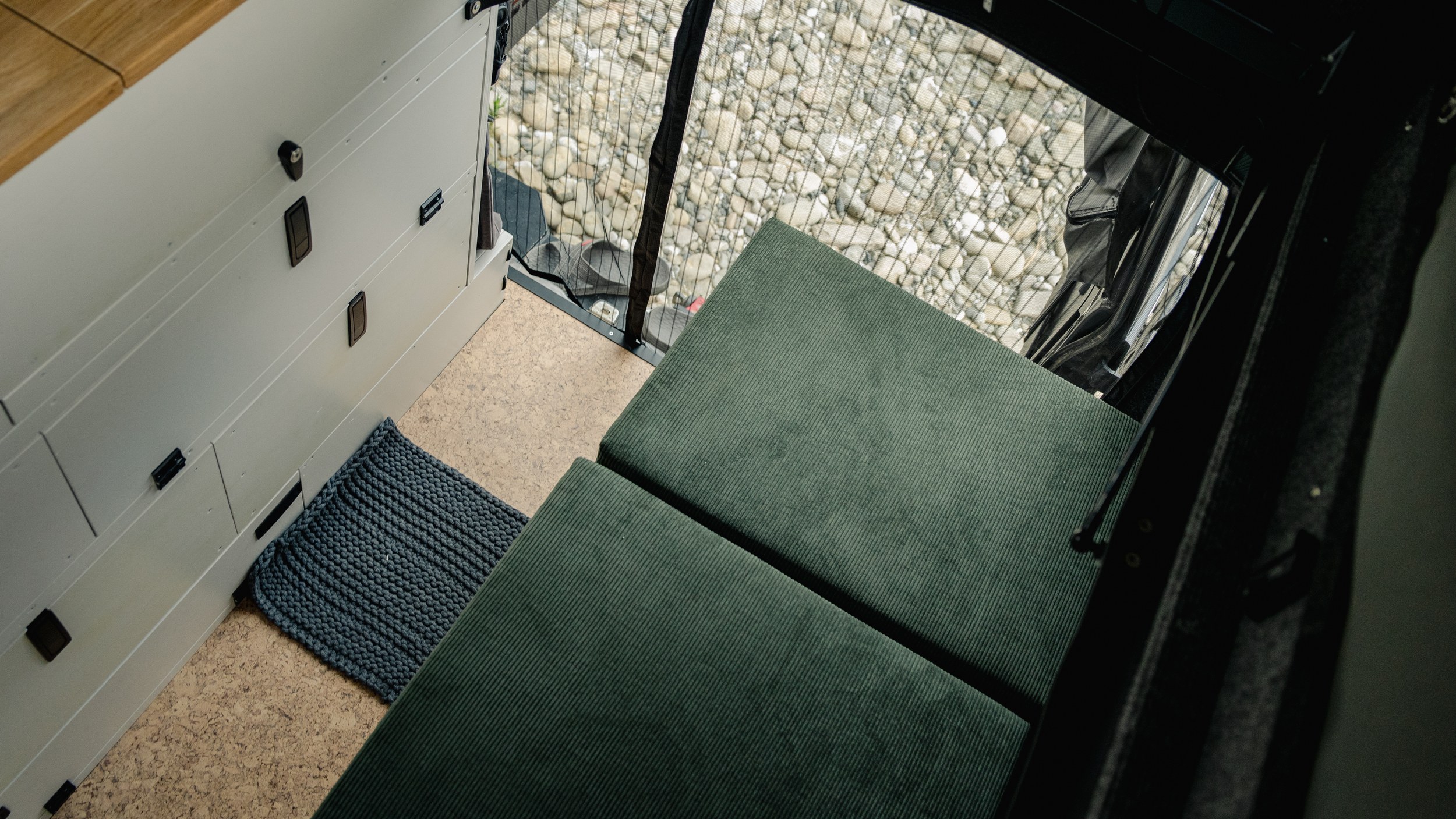 Innenraum mit Schlafplatz im Toyota Land Cruiser GRJ76