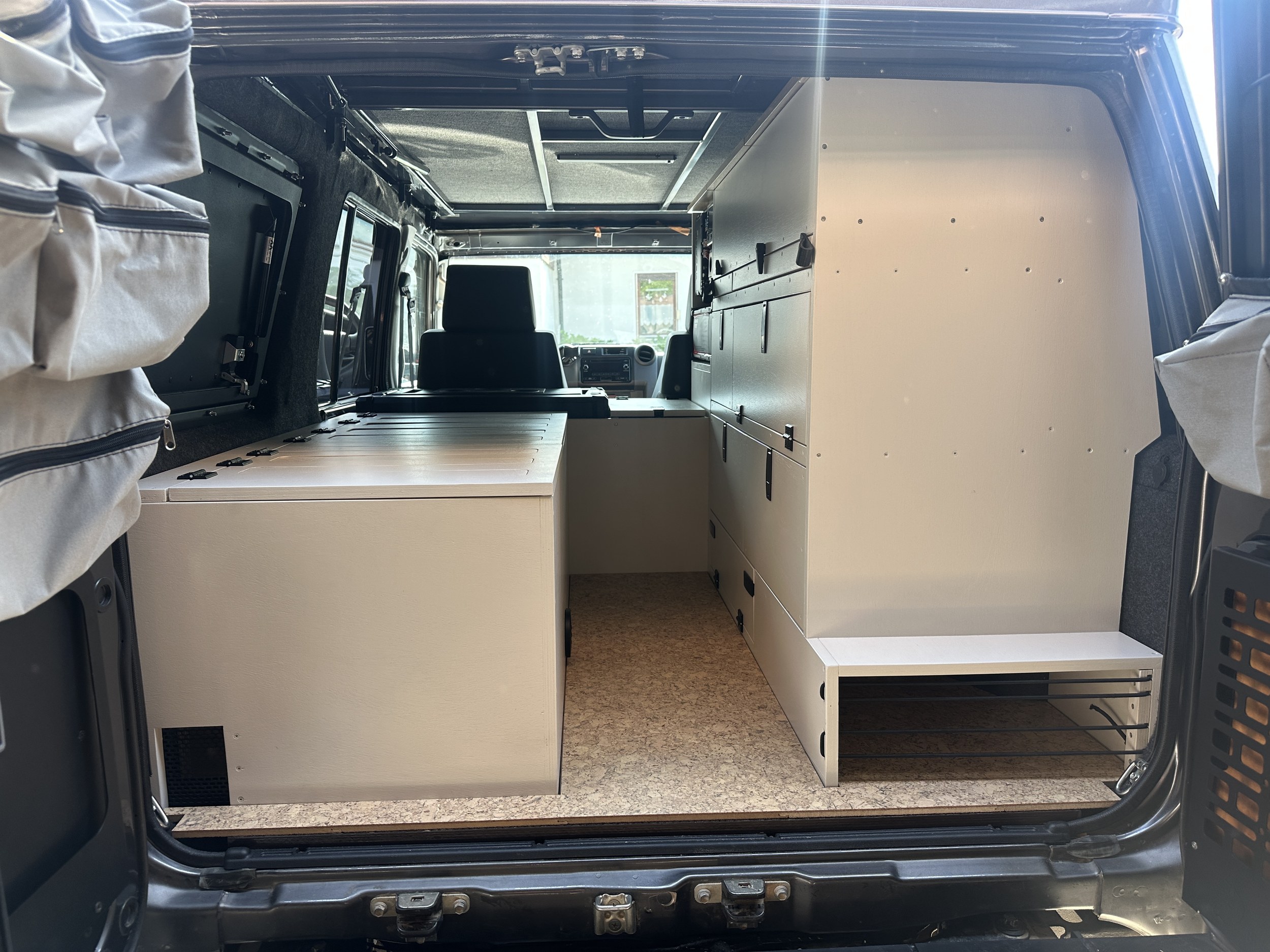 Selbstgebauter Innenausbau im Toyota Land Cruiser GRJ76