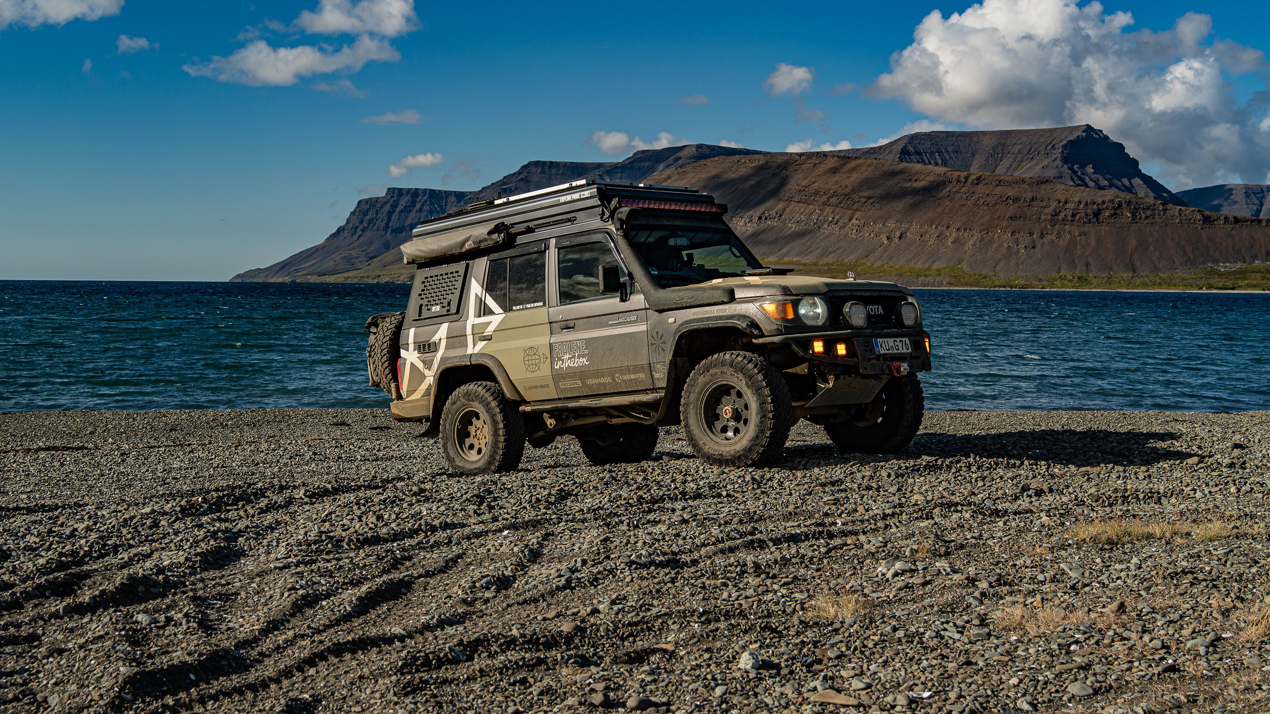 Toyota Land Cruiser GRJ76 an einem Lavastrand in Island