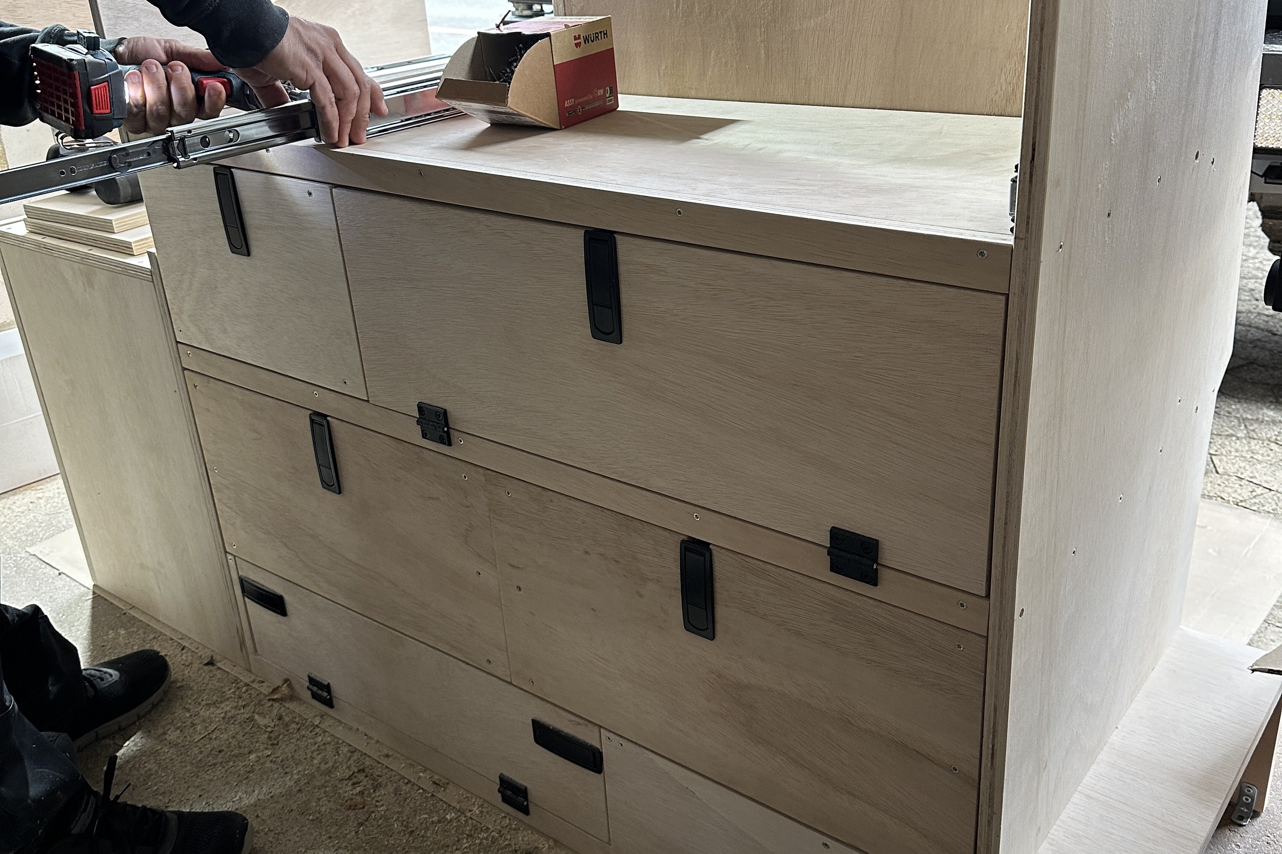 Möbel aus Albasia-Holz im Toyota Land Cruiser GRJ76