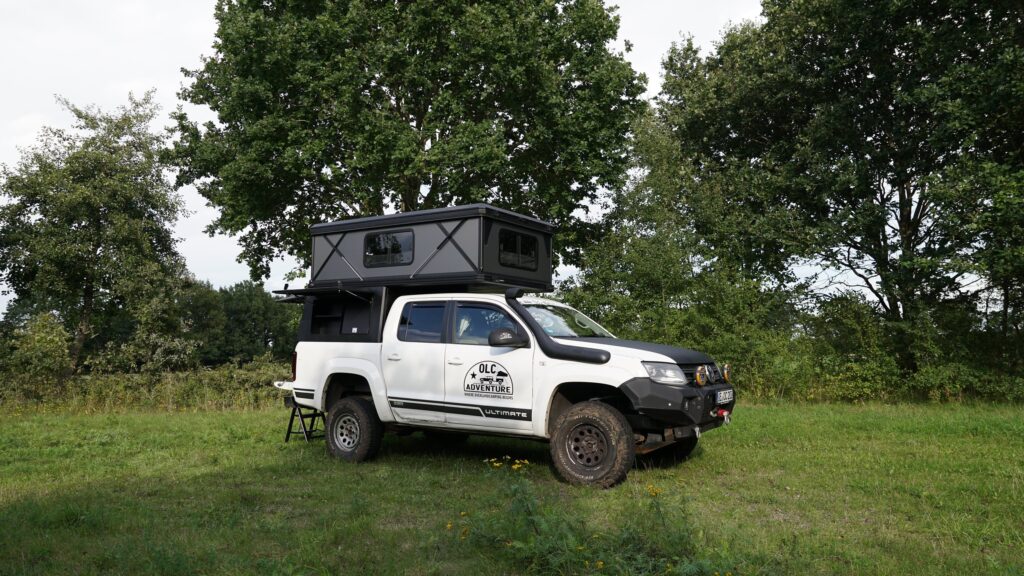 OLC Pick-up-Kabine auf einem Pickup, Schraegansicht von vorne