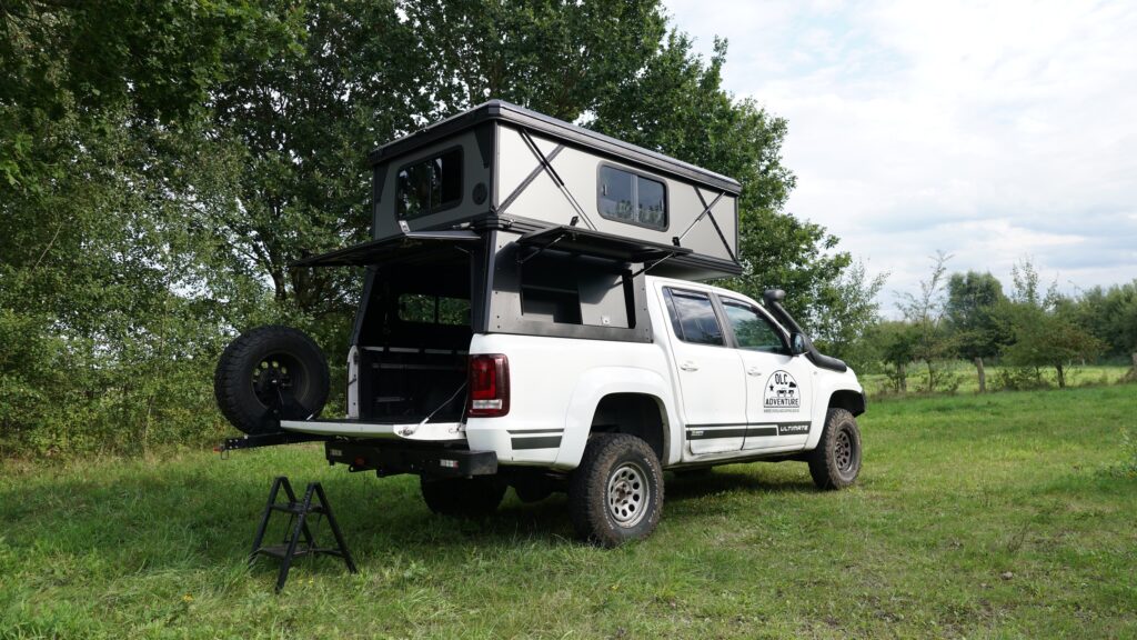 OLC Pick-up-Kabine mit geoeffneter Heckklappe und aufgestelltem Dach