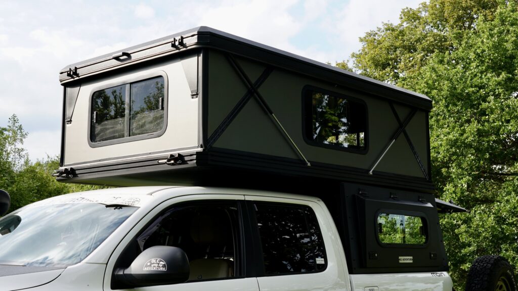 Aufstelldach der OLC Pick-up-Kabine aus Aluminium mit Echtglas-Schiebefenstern