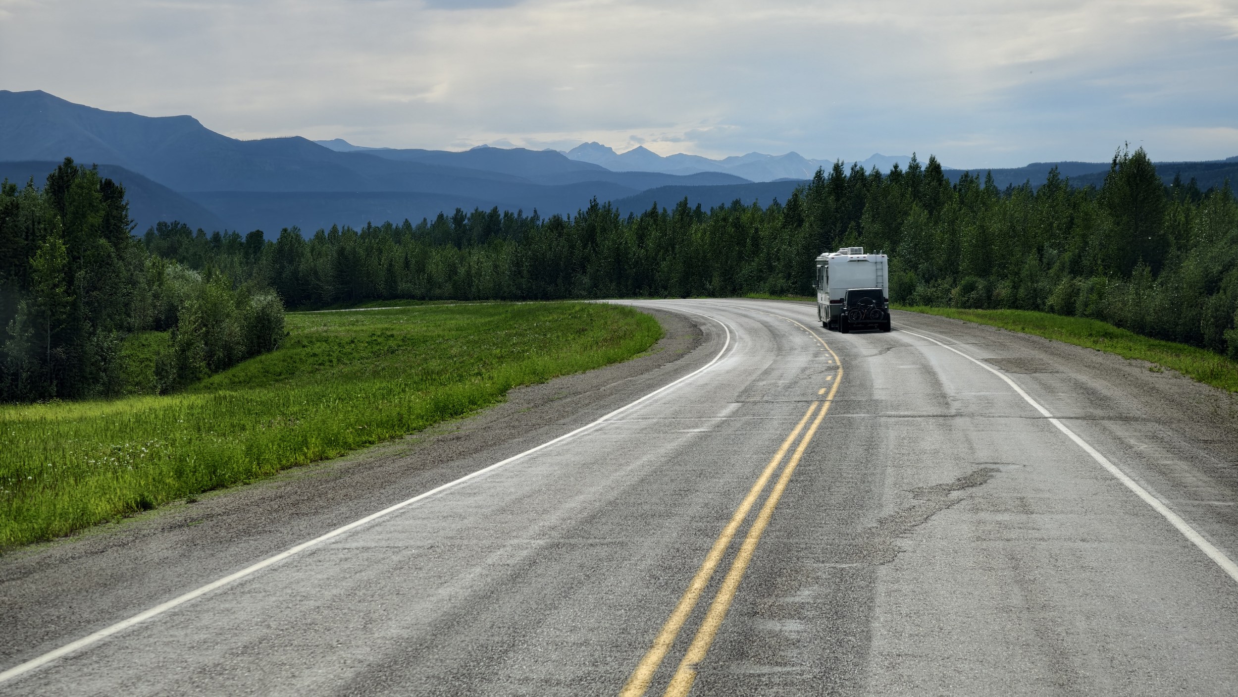 Die ersten Kilometer auf dem Alaska Highway in Kanada.