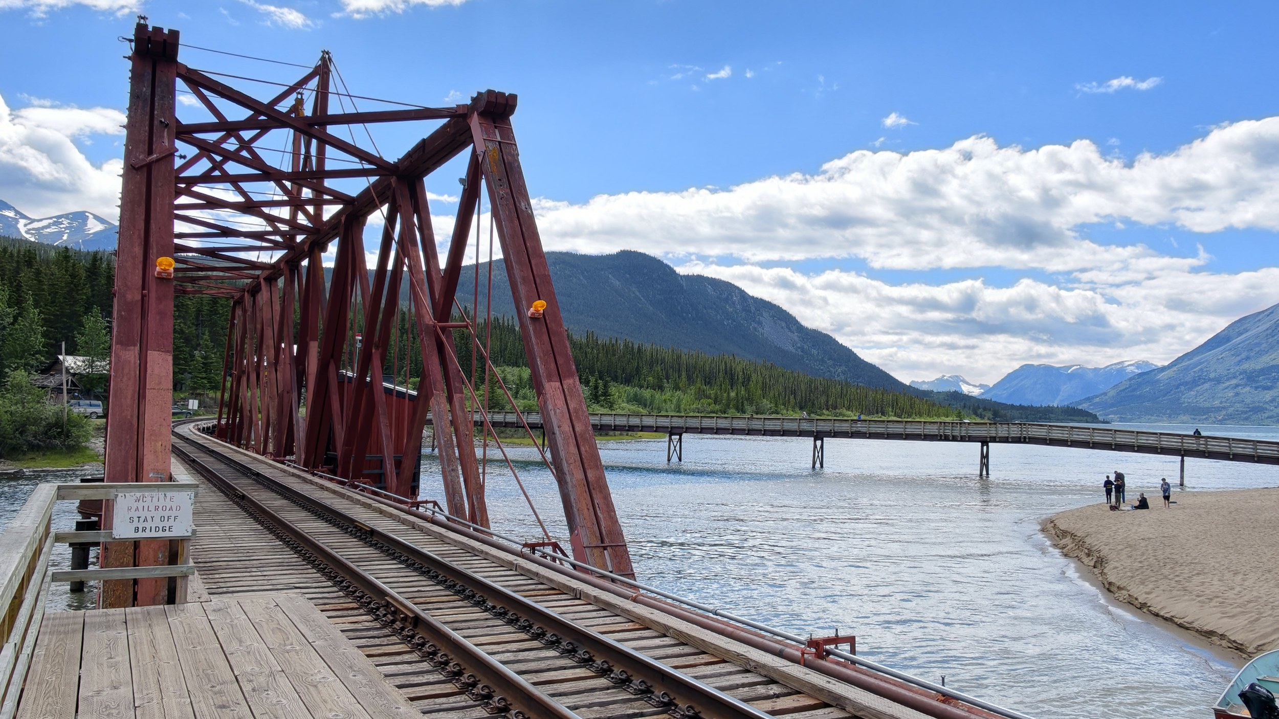 Die alte Eisenbahnbrücke von Carcross im Yukon.