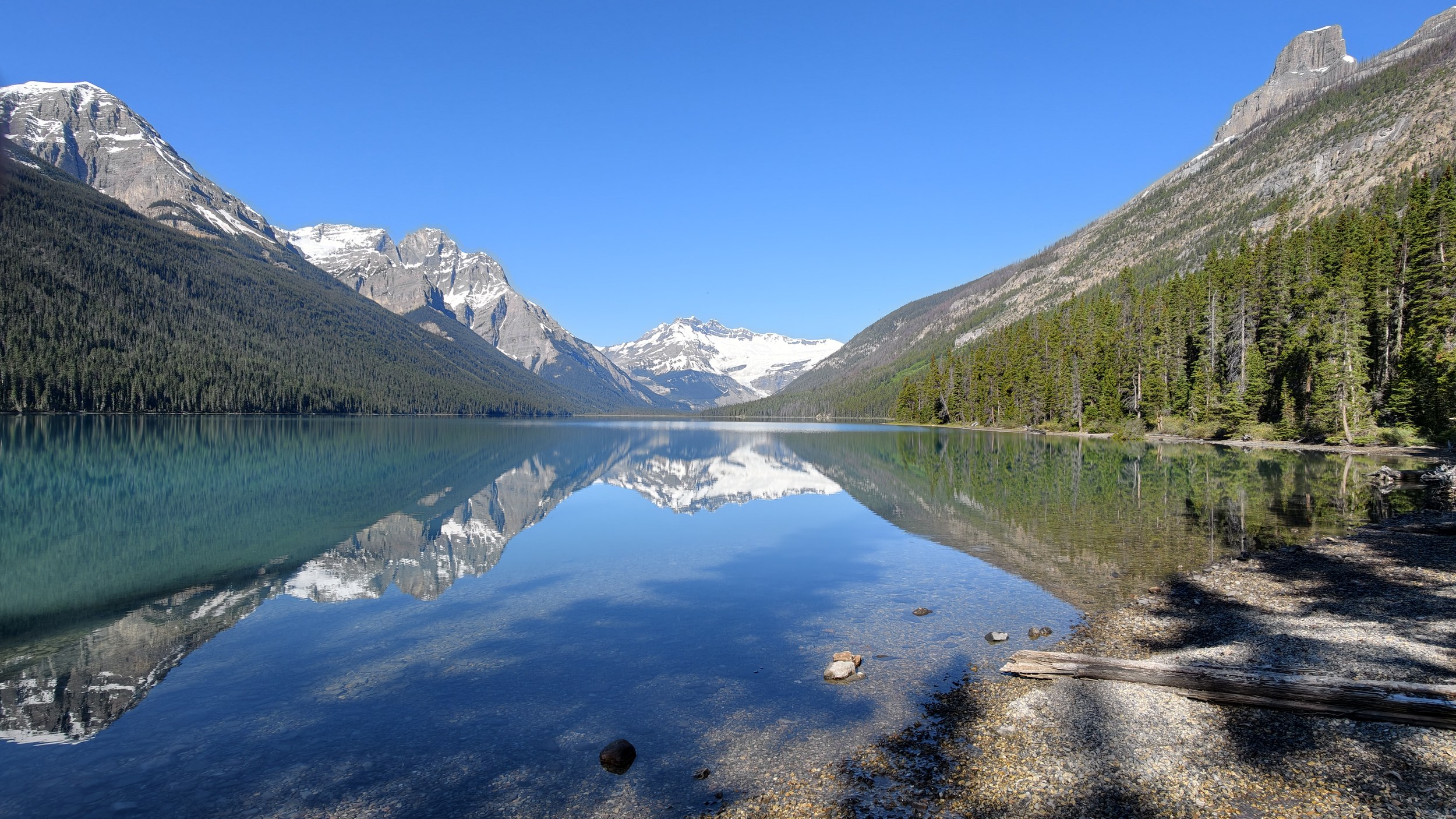 Der türkisfarbene Glacier Lake im Banff-Nationalpark.