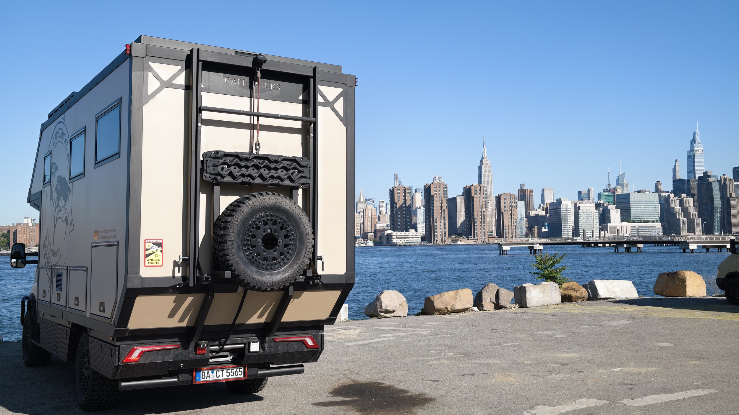 Der CAPETRUCK am Brooklyner Ufer, im Rücken die Skyline von Manhattan.