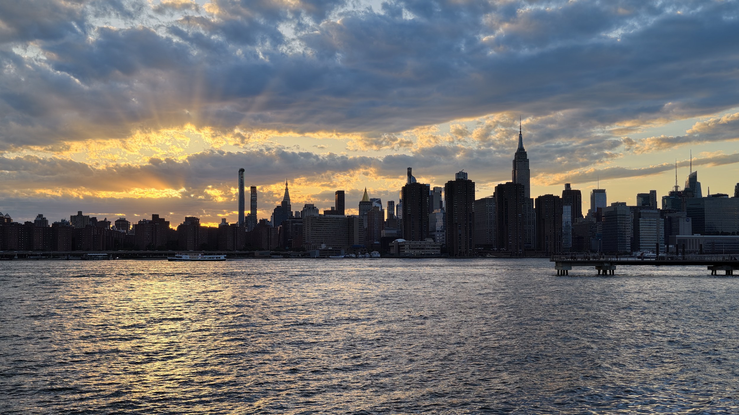 Sonnenuntergang über der Skyline von New York.