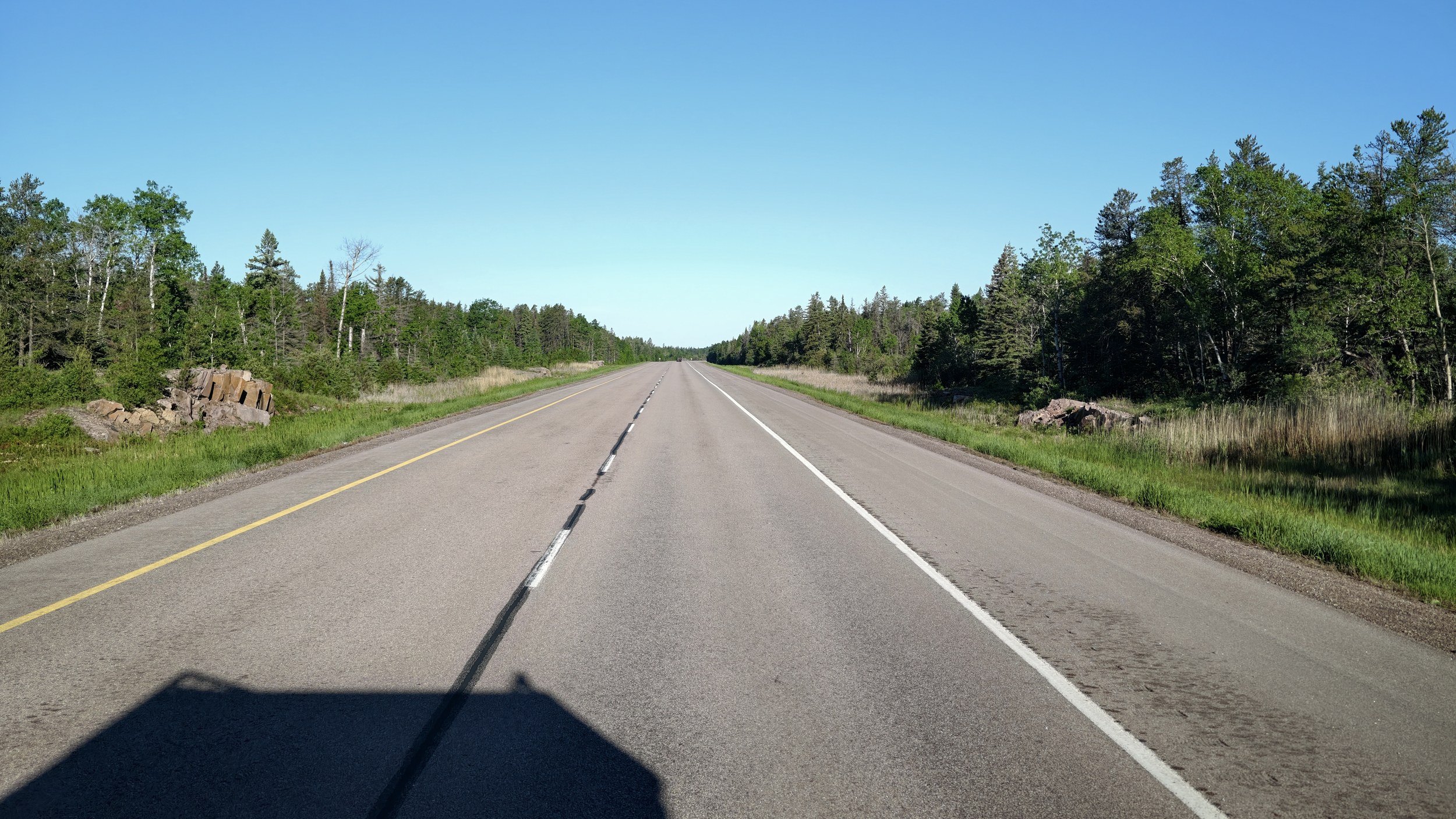Endlose Straßen durch Ontario.