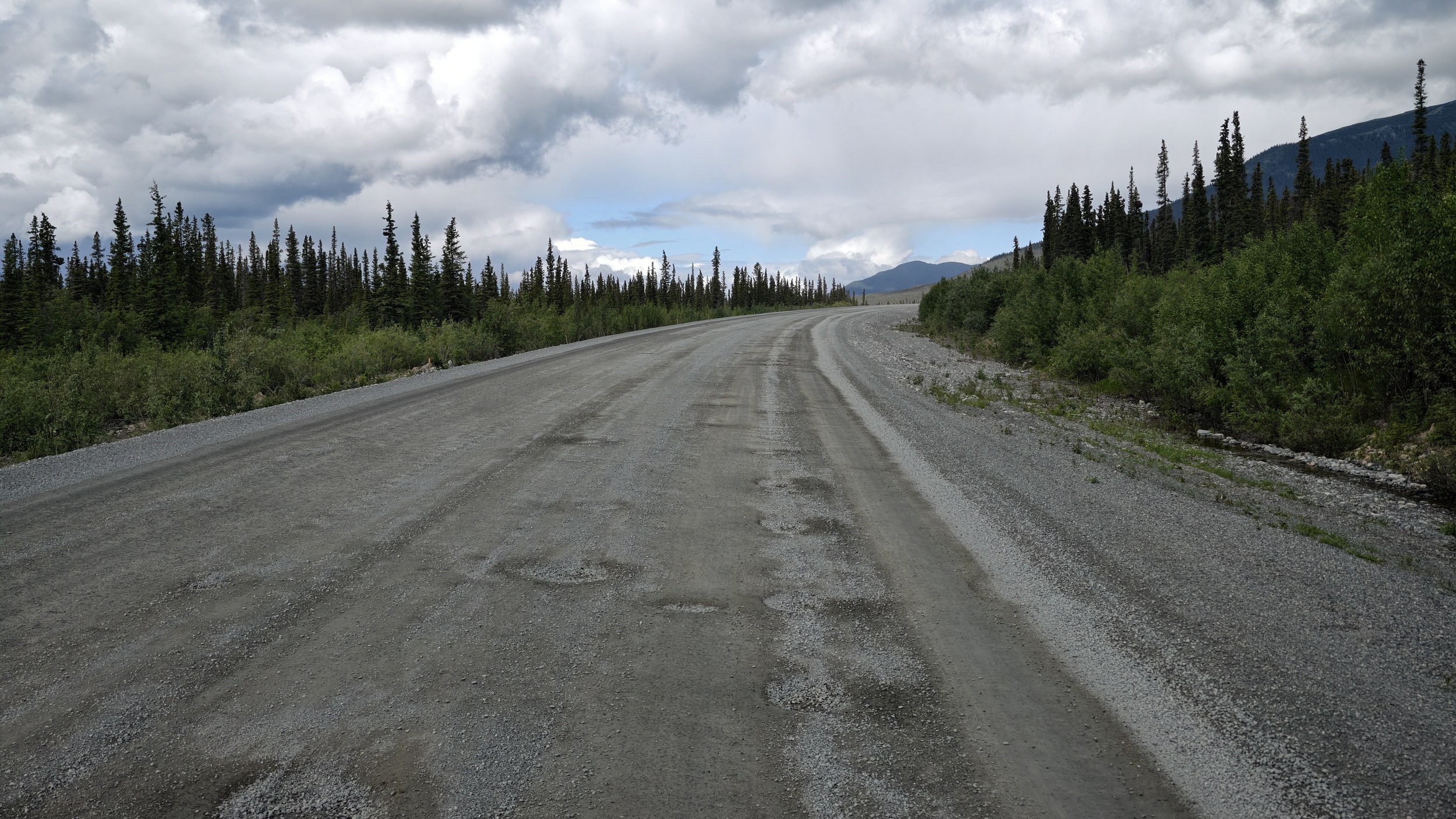Schotterpiste in Kanada, auf dem Weg Richtung Alaska.