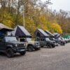 Reihe von Suzuki Jimny mit Dachzelten beim Jahresabschlusstreffen in Mühlacker