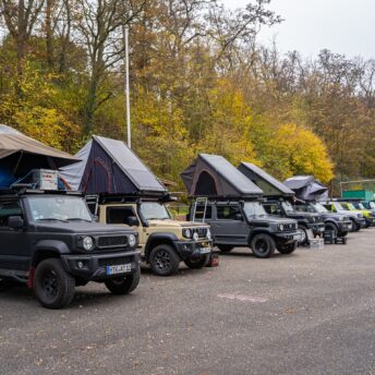 Reihe von Suzuki Jimny mit Dachzelten beim Jahresabschlusstreffen in Mühlacker