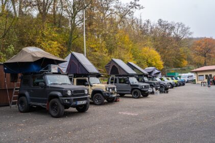 Reihe von Suzuki Jimny mit Dachzelten beim Jahresabschlusstreffen in Mühlacker