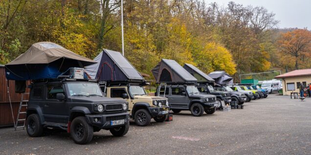 Reihe von Suzuki Jimny mit Dachzelten beim Jahresabschlusstreffen in Mühlacker