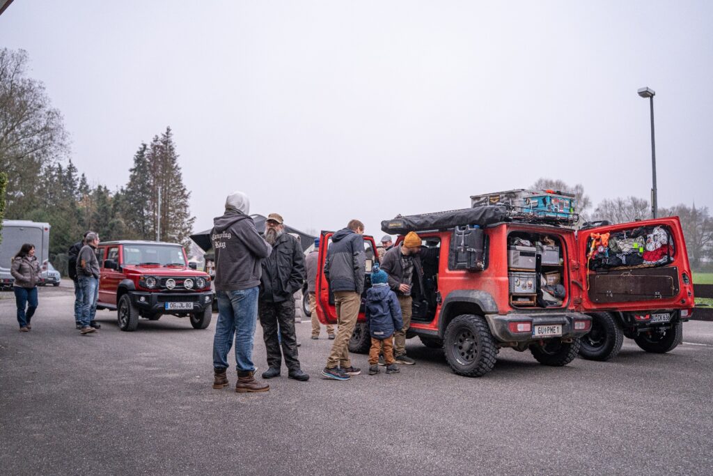 Teilnehmer und Suzuki Jimny beim Treffen in M&uuml;hlacker