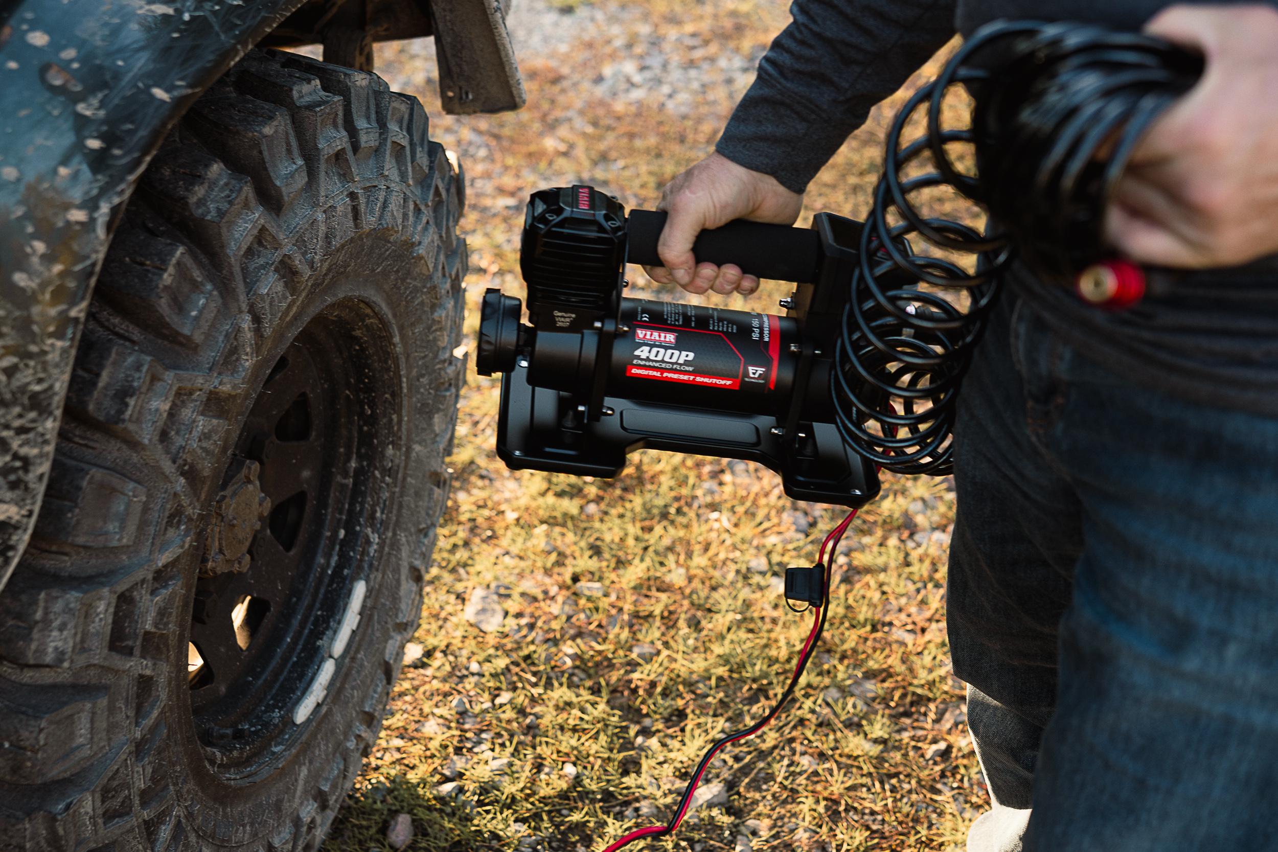 VIAIR 400P EF Digital vor einem großen Offroad-Reifen