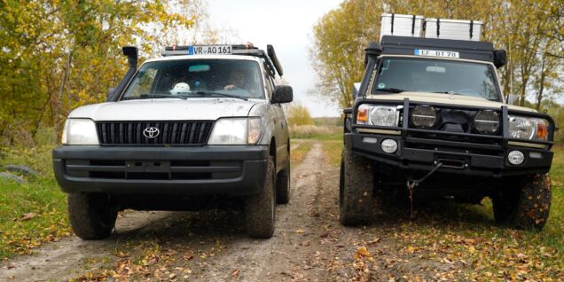 Zwei Toyota Land Cruiser auf dem Gel&auml;nde des Pommernträff