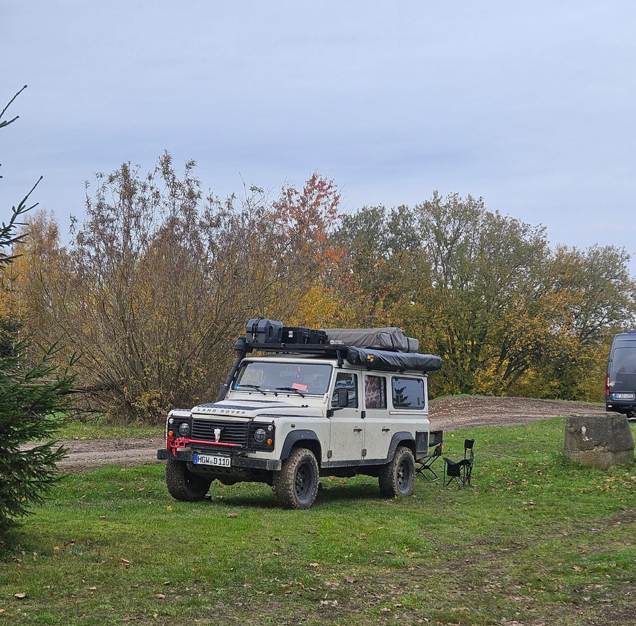 Land Rover Defender mit Dachzelt beim Pommernträff